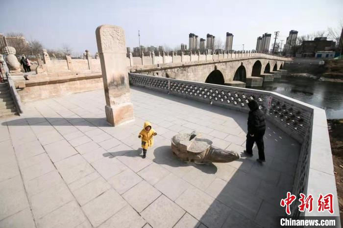 孩童在衡水安济桥桥头旁玩耍。　吕明会 摄