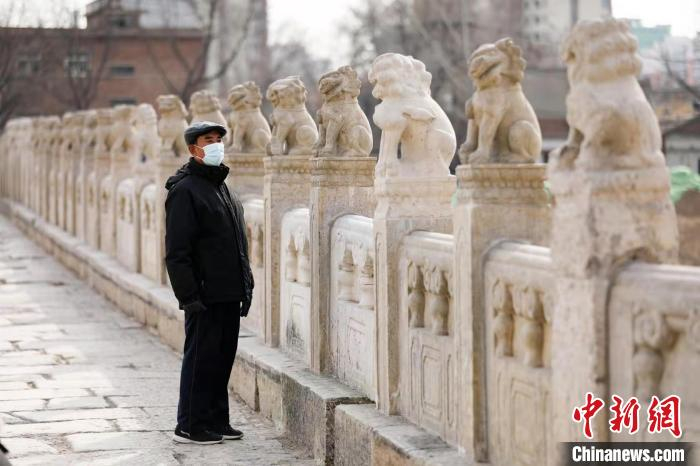 市民参观衡水安济桥。　吕明会 摄