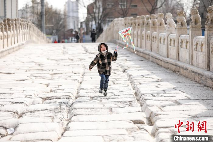 孩童在衡水安济桥上玩耍。　吕明会 摄