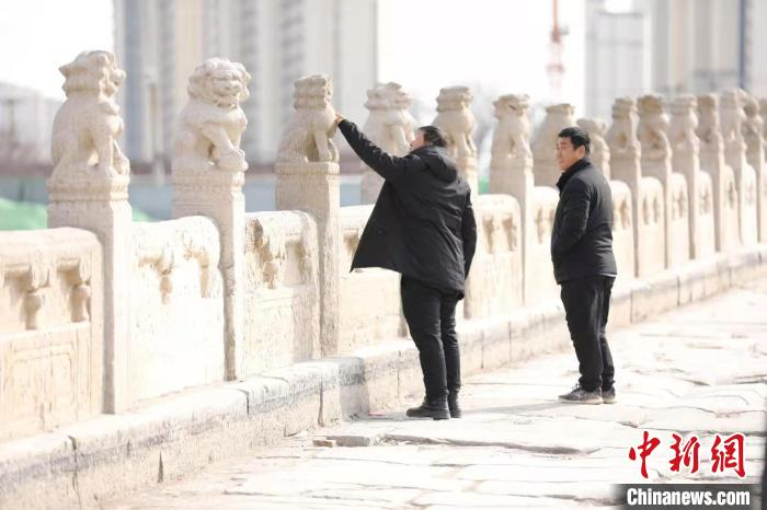 市民参观衡水安济桥。　吕明会 摄