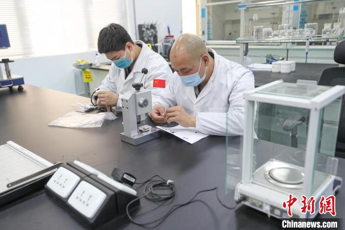 图为北京石墨烯研究院实验室。　中新社记者 贾天勇 摄