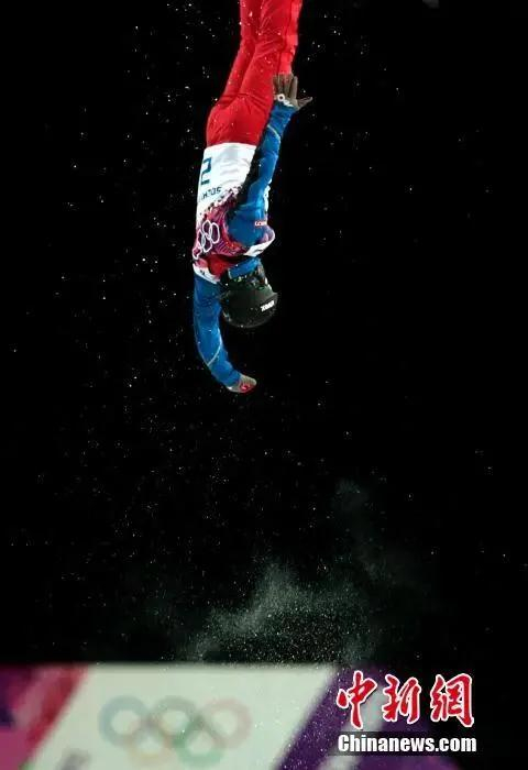 当地时间2014年2月17日，索契冬奥会男子自由式滑雪空中技巧比赛中，齐广璞排名第四。 中新社记者 刘关关 摄