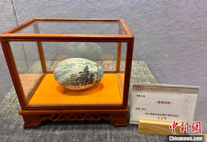 非遗传承人捐赠的绍兴画蛋作品《鉴湖春晓》 项菁 摄