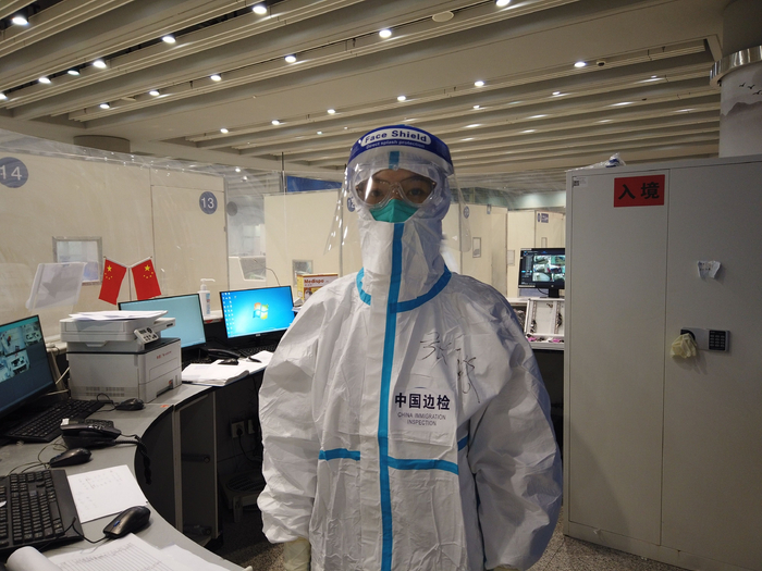 北京出入境边防检查总站，移民管理警察张璐在冬奥专区工作。受访者供图