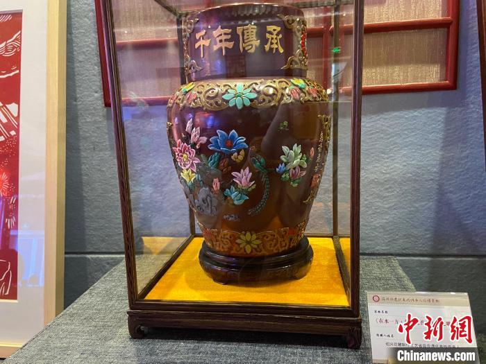 非遗传承人捐赠的绍兴花雕制作工艺作品《在水一方·鸟语花香双面图花雕酒坛》 项菁 摄