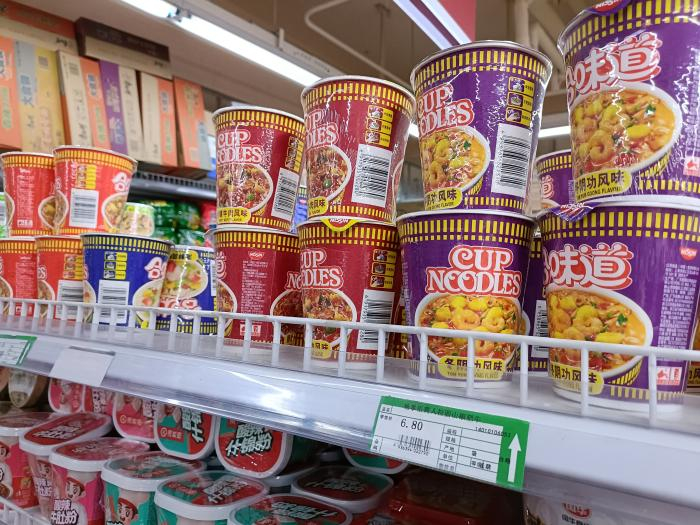 超市里的方便面。中新网 左雨晴 摄