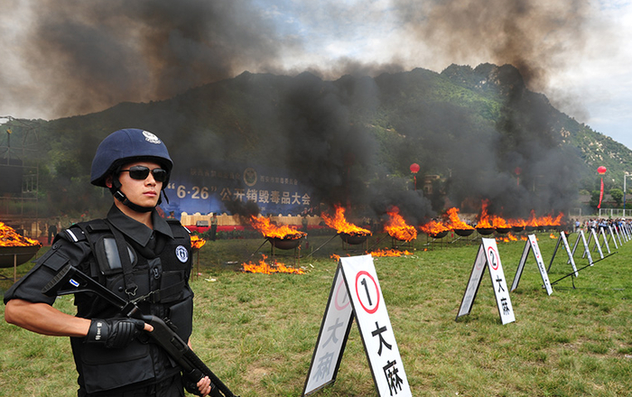 销毁毒品 勿忘国耻 图自中国禁毒网