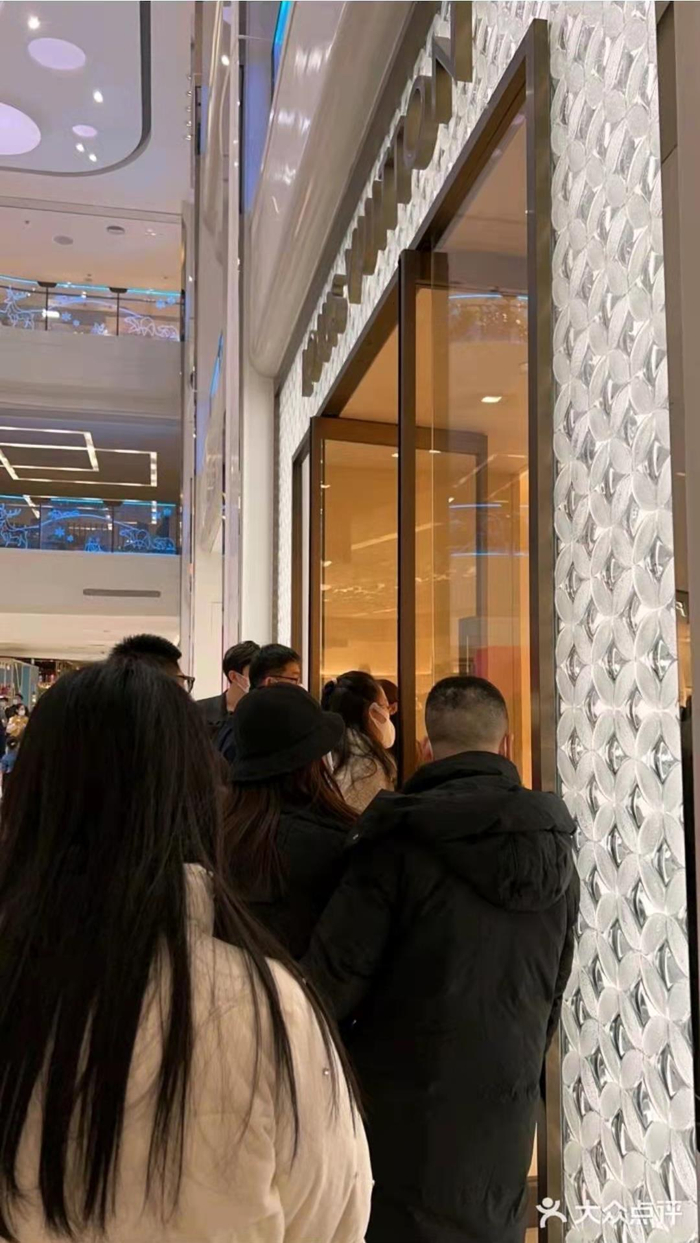 在涨价前夕的2月15日，有网友晒出位于北京SKP的Louis Vuitton门店排队现场。图/美团APP截图