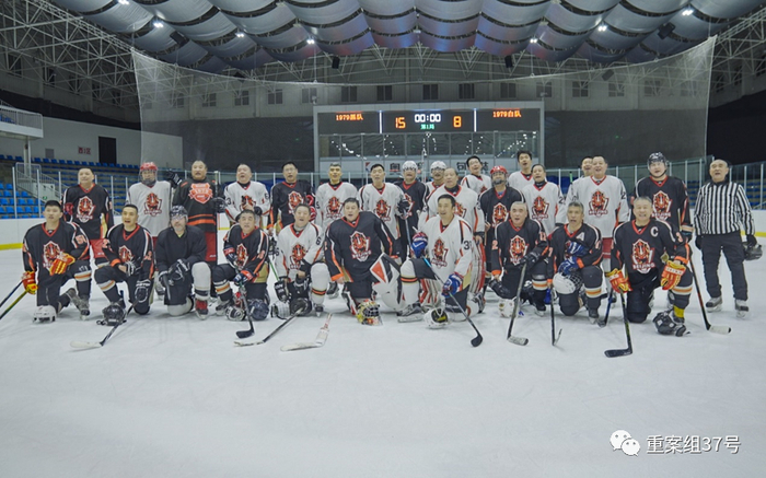 ▲2022年1月，“北京1979”冰球队。新京报记者 孙霖婧 摄