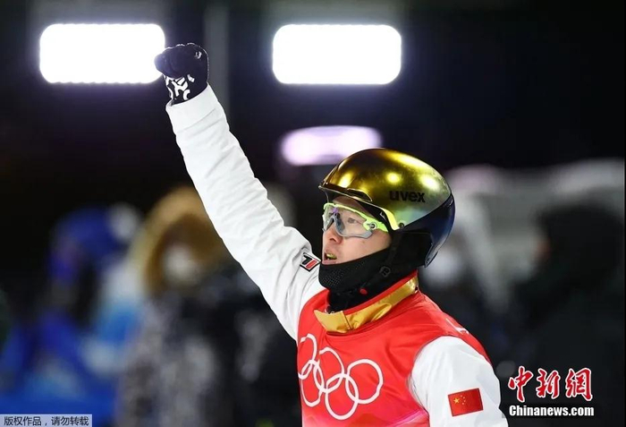 图为齐广璞在比赛中。