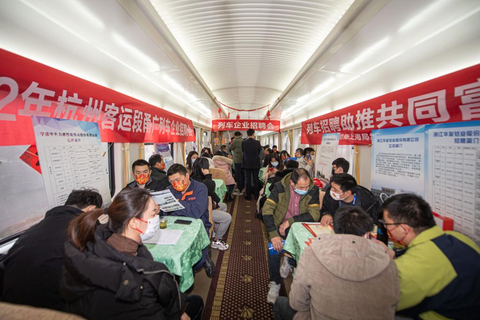 K210次列车设立在餐车车厢的企业招聘接待处。新华社记者江汉摄