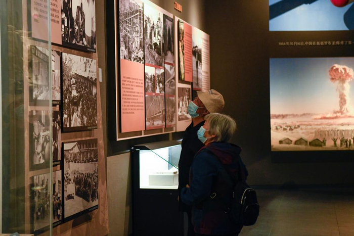 　　图为2021年12月17日，游客在攀枝花中国三线建设博物馆内参观。 新华社记者胥冰洁 摄