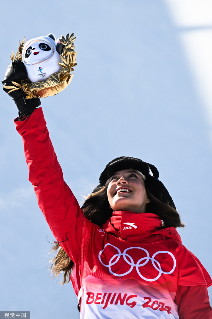 谷爱凌已经拿下了三个“金墩墩”。