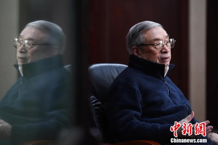 向仲怀接受独家专访。中新社记者 何蓬磊 摄
