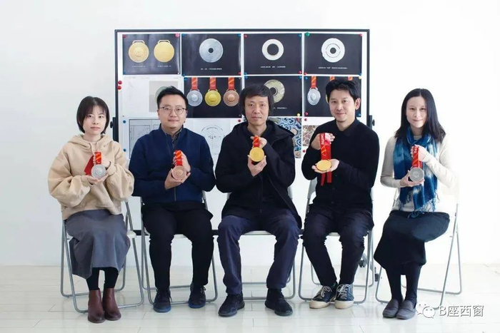 设计团队与奖牌合影，居中者为航海