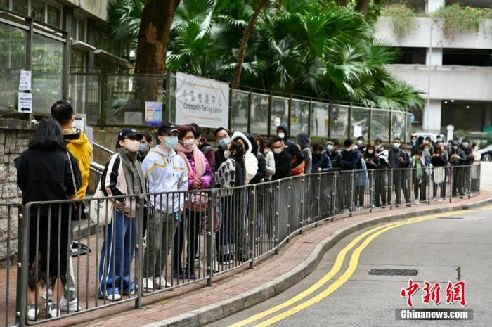 资料图：市民排队等候核酸检测。  中新社记者 李志华 摄