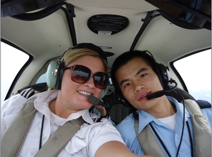 在美国航校学习期间，汪勤金与教练合影。