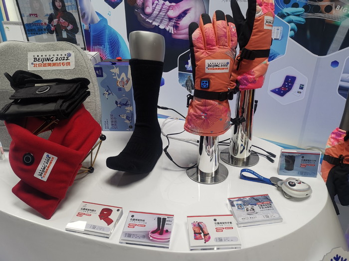 石墨烯加热围巾、马甲、手套和袜子等产品，可以为身处寒冷环境中的人员提供温暖。新京报记者 张璐 摄
