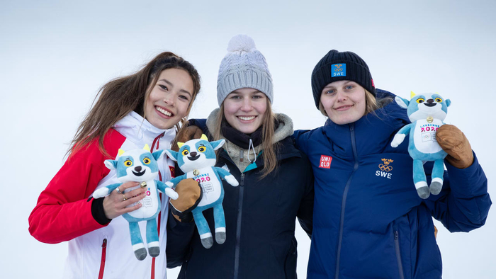 谷爱凌和希尔达鲁（中）。