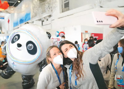 近日，在北京冬奥会主媒体中心举办的集体采访活动现场，观众与吉祥物冰墩墩自拍留念。新华社记者 鞠焕宗摄