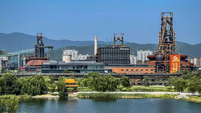 从群明湖远眺铁狮门六工汇购物中心©黄建志