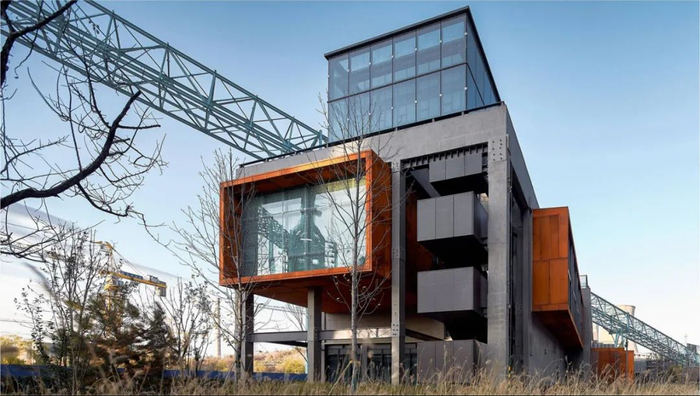 联合泵站改造办公楼东立面及开放楼梯系统©陈鹤