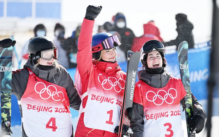 ▲谷爱凌（中）振臂庆祝夺冠。新京报记者&nbsp;陶冉&nbsp;摄