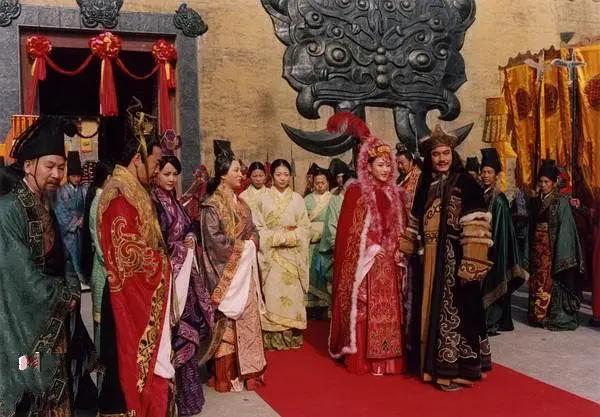 影视剧中的呼韩邪迎娶王昭君。来源：电视剧《昭君出塞》截图