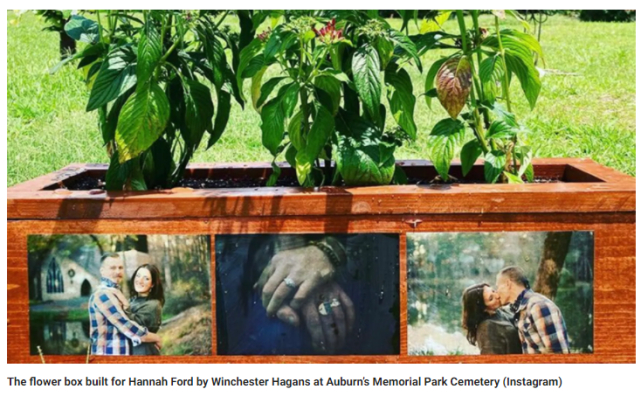 福特墓前的鲜花盒 报道截图