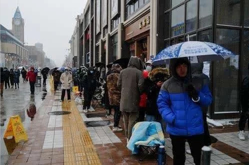 ▲ 北京市民排队购买冰墩墩（图源网络）