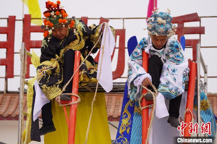 图为表演者正在绑高高跷跷腿。　九美旦增 摄