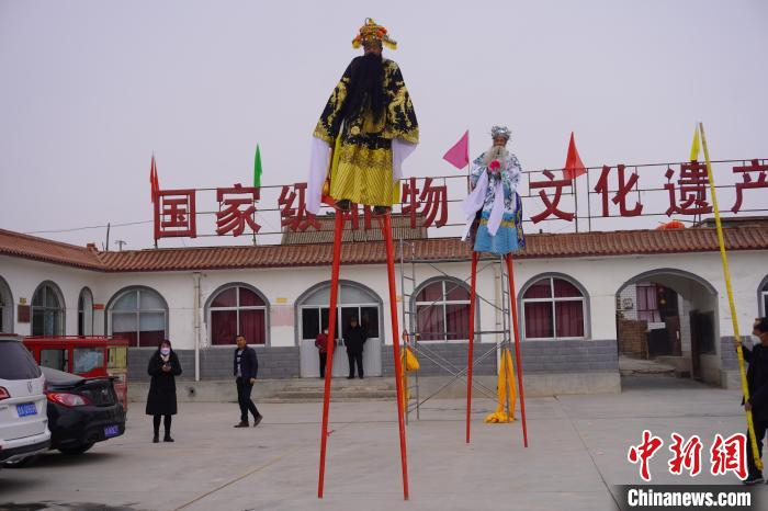 图为表演者正在练习踩高高跷。　九美旦增 摄