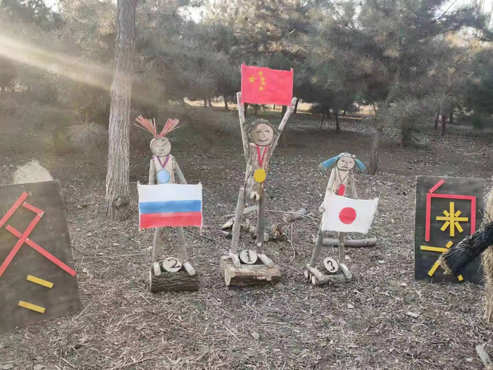 林场护林工人们，巧妙设计制作的中国冬奥健儿夺冠主题的场景。受访者供图