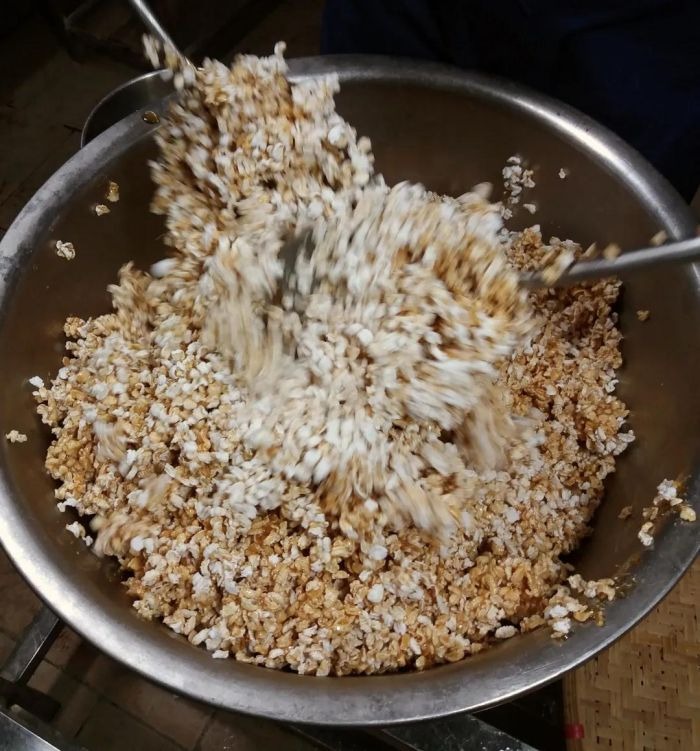 今天，佛山地区制作“爆谷”的过程 资料图