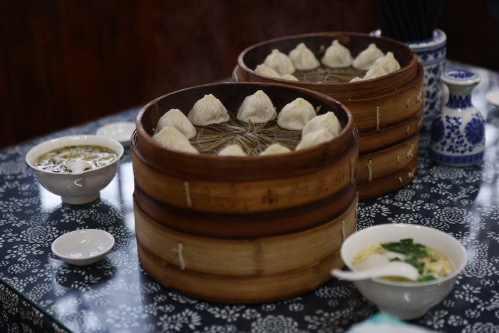 小笼包，皮薄肉香，咬开满满的汤汁，味道鲜美。 视觉中国 图