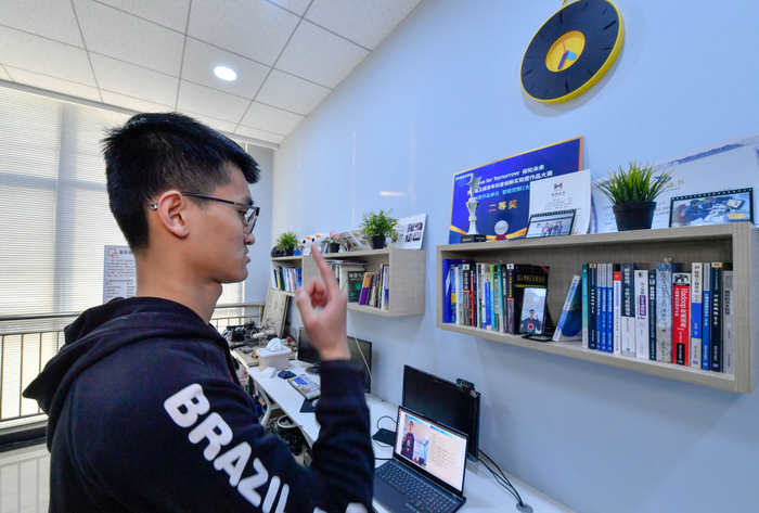 ▲天津理工大学聋人工学院学生通过手机App为手语识别系统进行数据采集。图/新华社