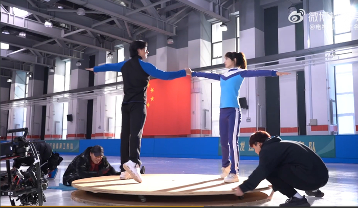 采用轨道、转盘帮助完成拍摄（图源：《冰雪之名》官方微博）