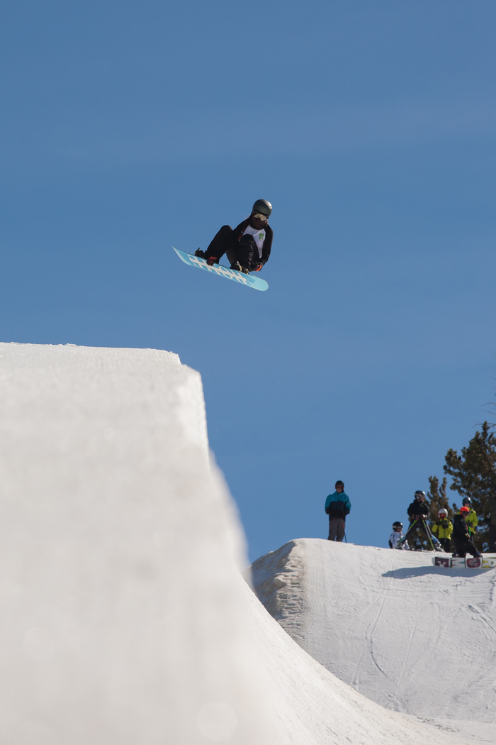 珍妮丝在猛犸山单板滑雪队训练。受访者供图