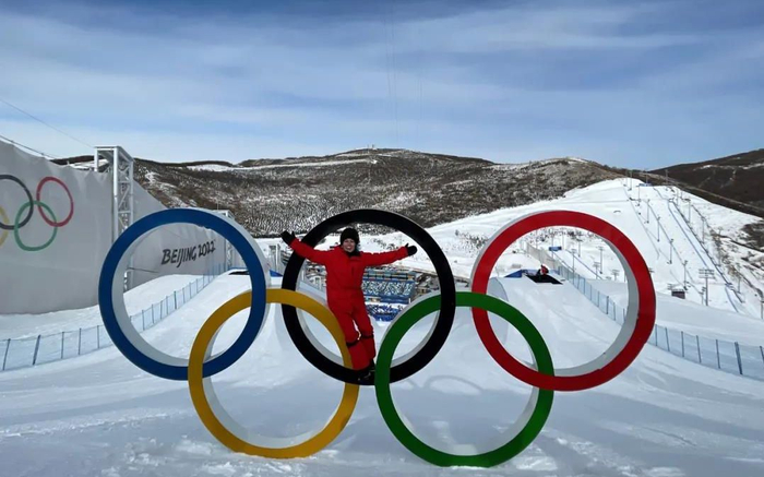 珍妮丝站在北京冬奥赛场。受访者供图