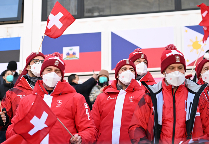 2月7日，延庆赛区国家高山滑雪中心，来自瑞士的观众在位本国运动员加油。