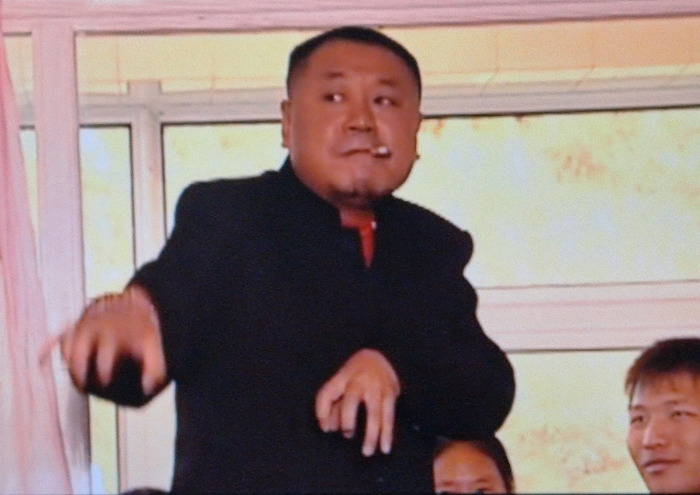 《马大帅》（2003）剧照，范德彪（范伟 饰）这套“咔咔”至今仍是经典表情包