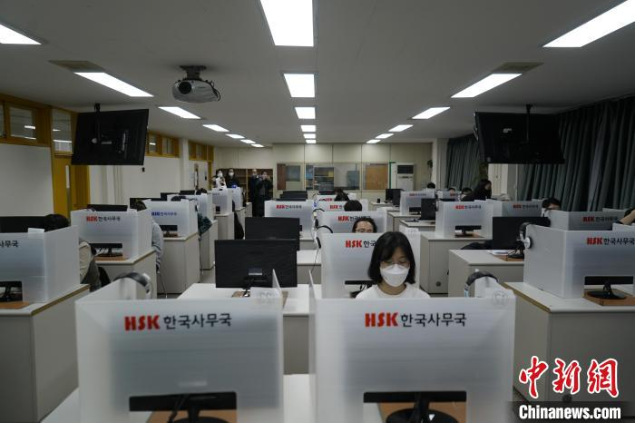 参加网考考试的考生在考场待考。　刘旭 摄