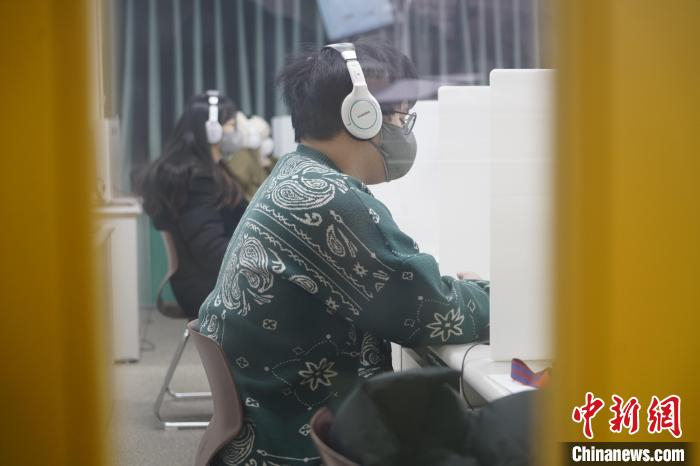 参加网考考试的考生在答题。　刘旭 摄