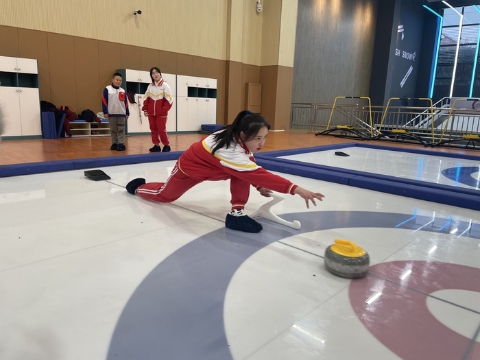 2月16日，贵阳市第三实验中学的学生在进行陆地冰壶训练。新京报记者杨柳 摄