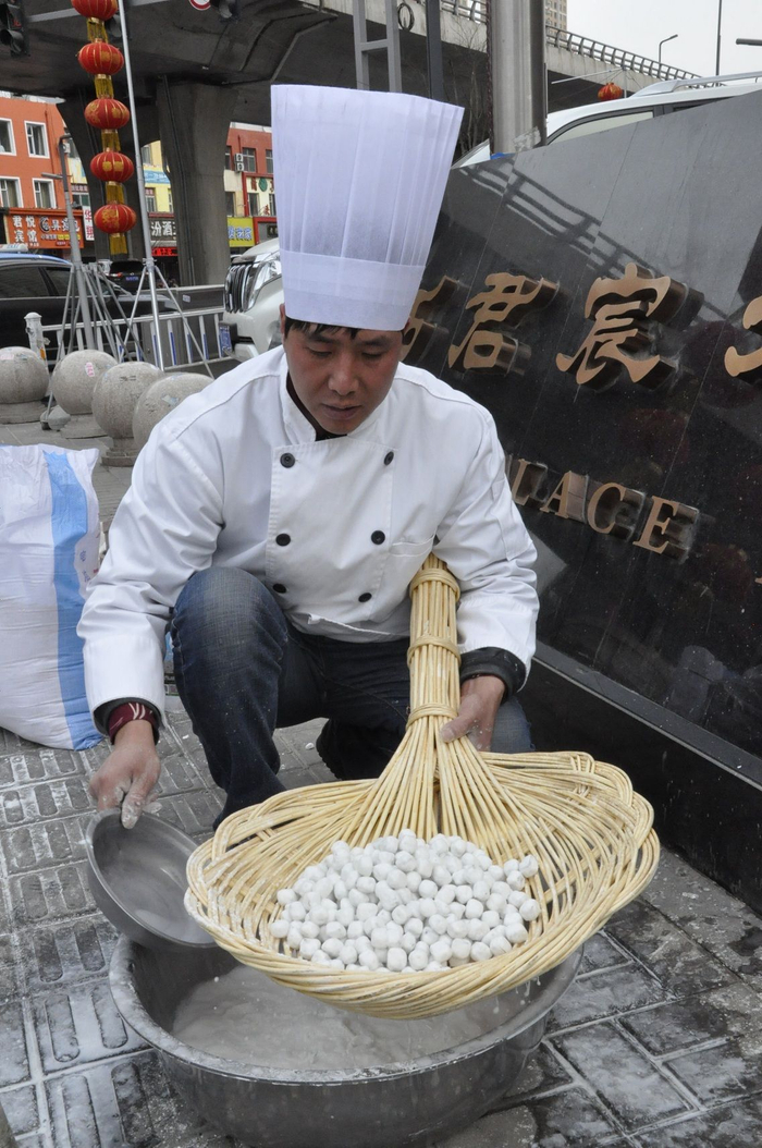 清德铺村村民用筛子“滚”元宵。受访者供图