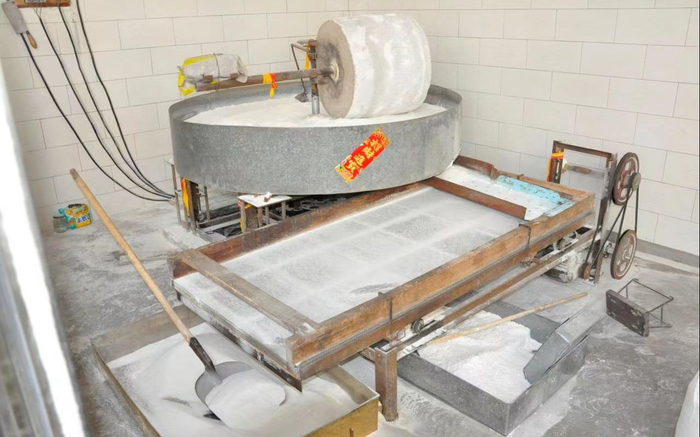 清德铺村村民们自己改造的电碾。受访者供图