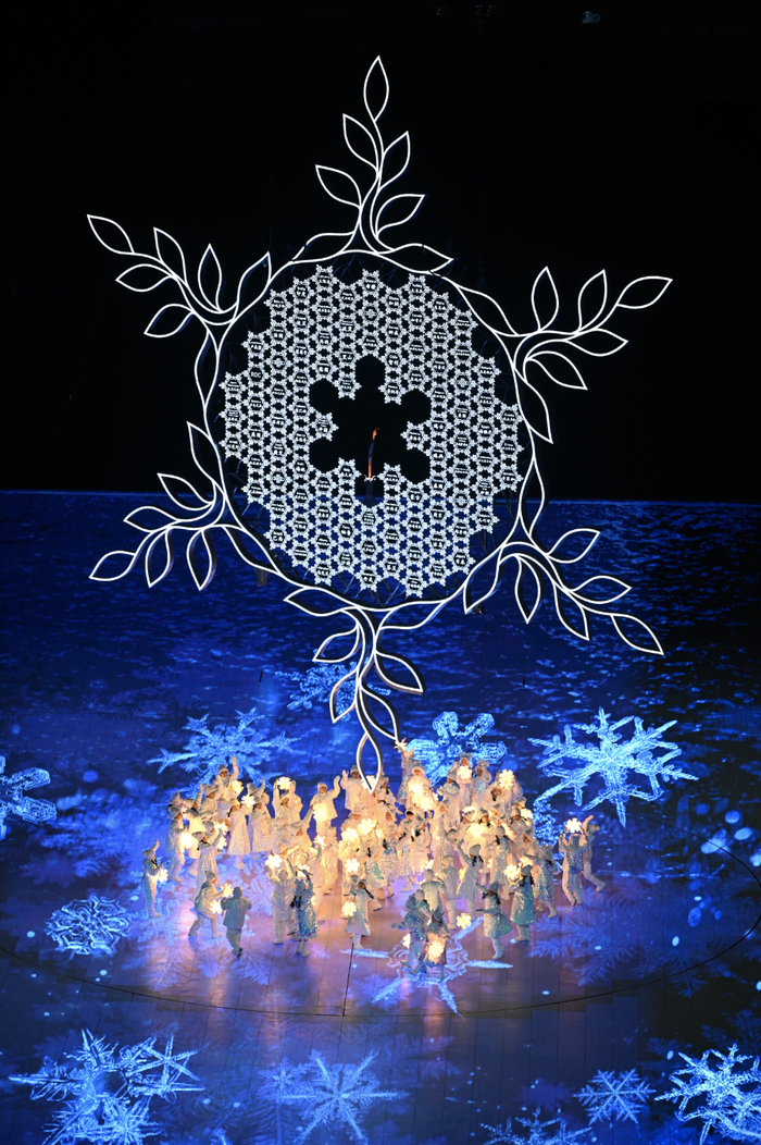 小演员们拎着“雪花花灯”在国家体育场“鸟巢”中央奔跑。图/新京报记者 陶冉