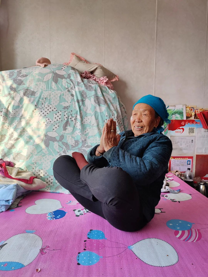 ▲2月10日，八旬老人常淑美在家中炕上练瑜伽。新京报记者 汪畅 摄