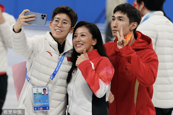 范可新、大杨扬和武大靖自拍。