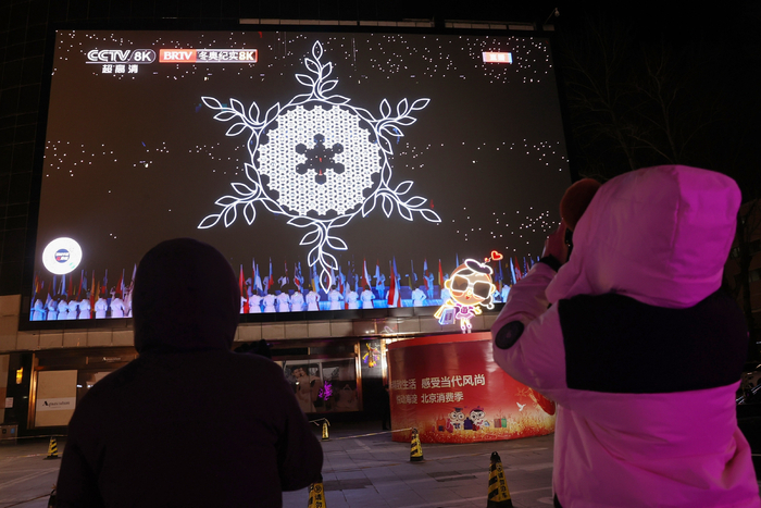 观看闭幕式的北京市民。